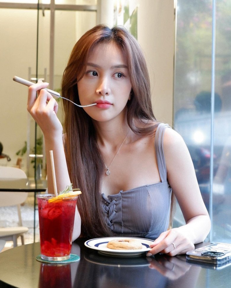 Con gái út xinh đẹp của NSND Trần Nhượng: Nổi tiếng trên mạng xã hội, là diễn viên nối nghiệp bố, học vấn khủng - Ảnh 9